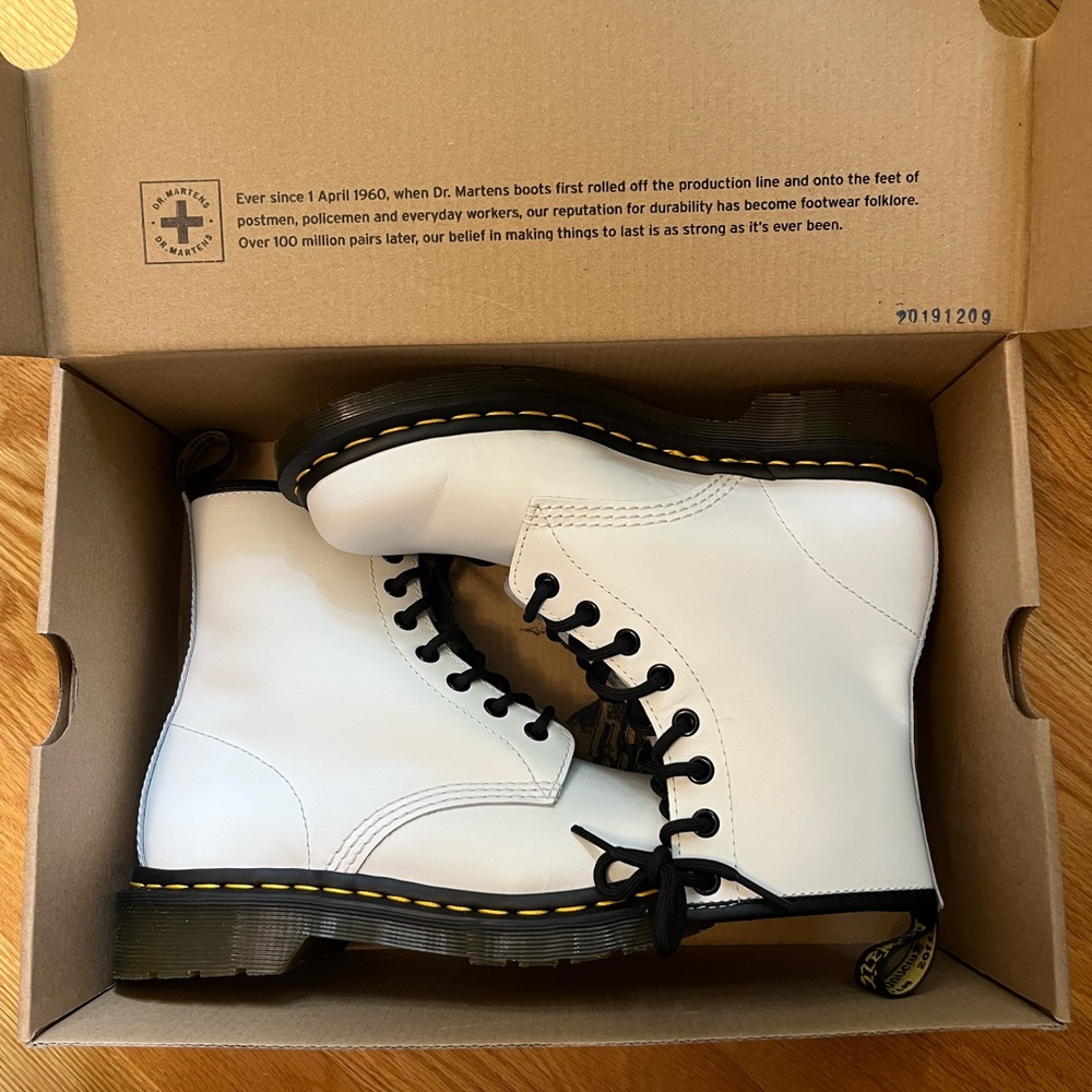 Womens DR. MARTENS 1460 SMOOTH LEATHER LACE UP BOOTS